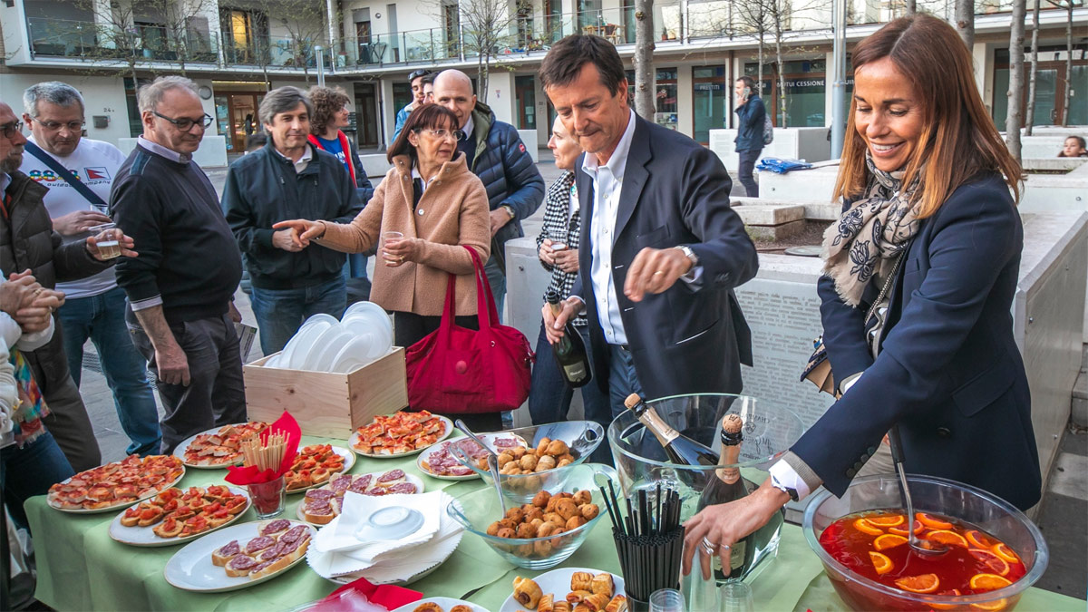 Un aperitivo insieme, con la moglie Cristina Parodi
