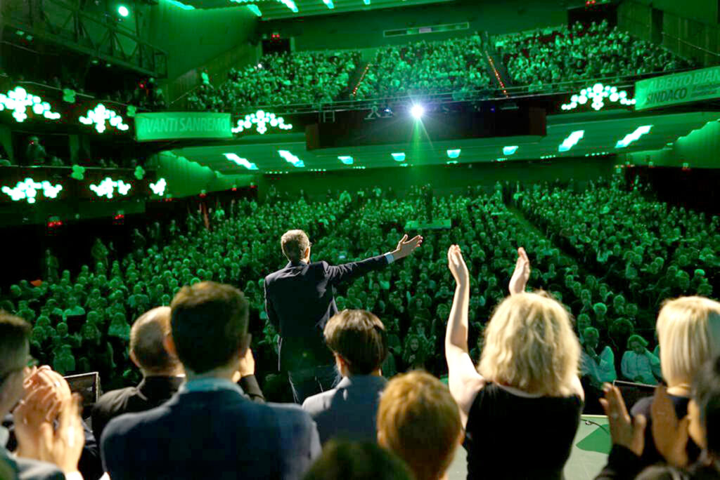 Il grande spettacolo di un Teatro Ariston, colorato del verde della sua lista civica, con più di duemila persone che acclamano Biancheri