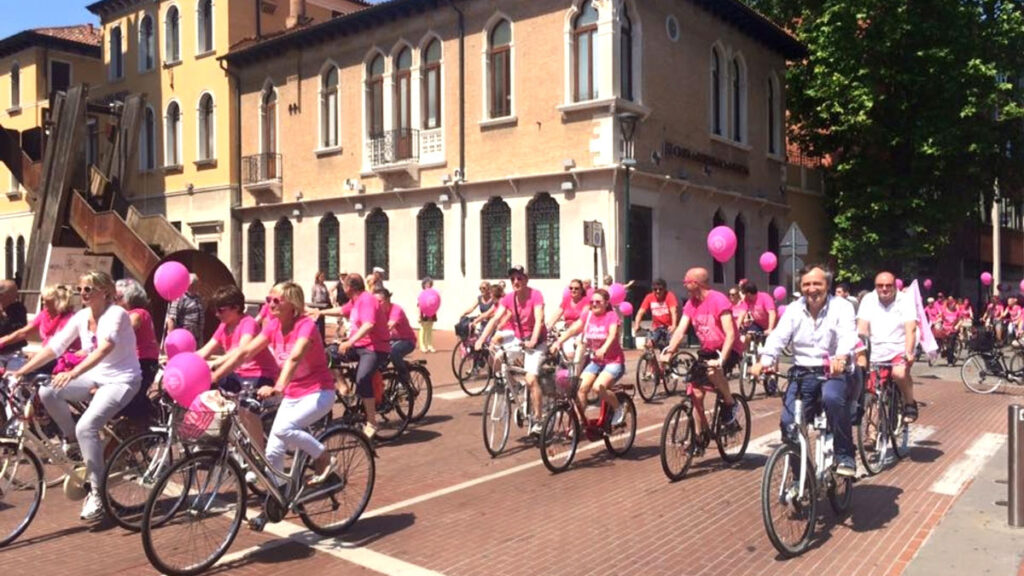 La grande biciclettata fucsia. La grande e divertita mobilitazione ci ha fatto capire che il fucsia era in crescita, ma i sondaggi non la registravano.