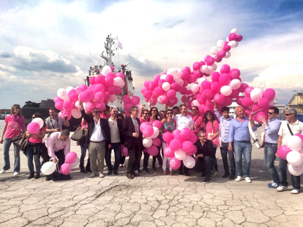 Foto di gruppo del popolo fucsia