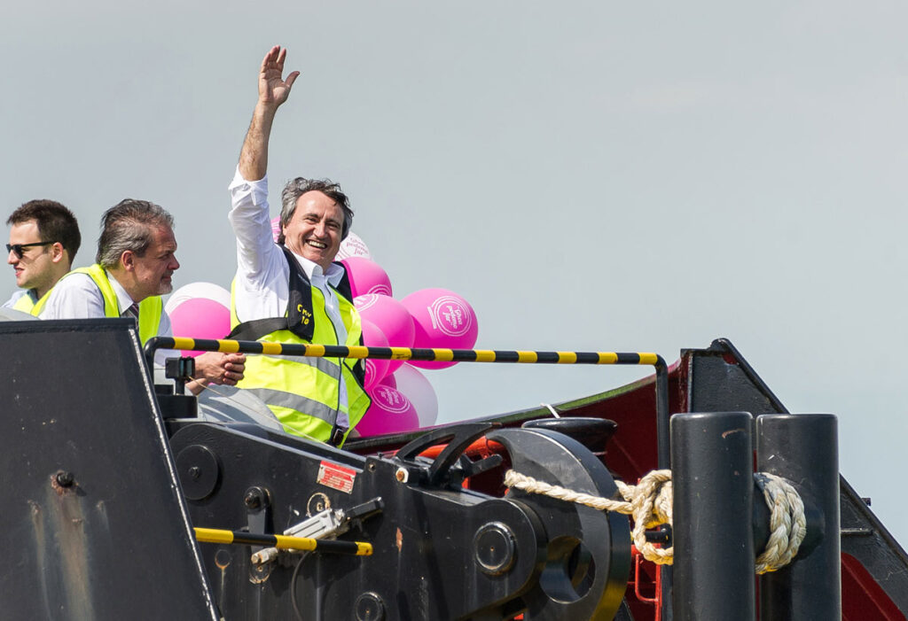 Brugnaro sul rimorchiatore fucsia