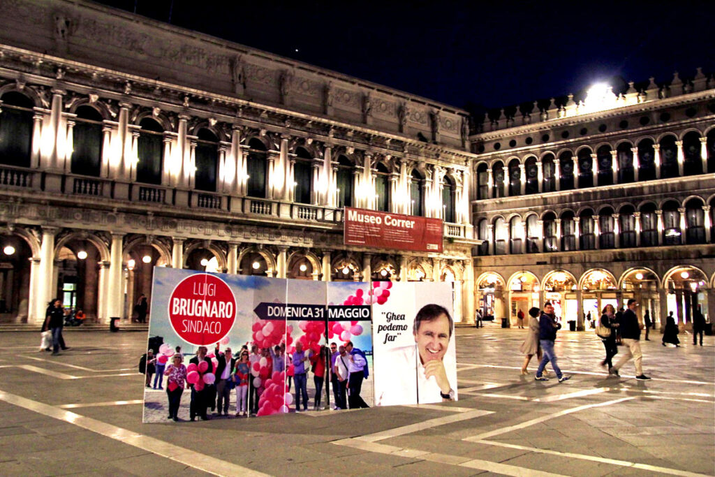 La sera, in piazza San Marco