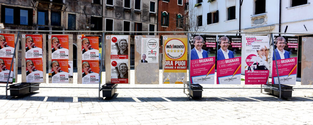 I manifesti dei candidati Sindaco di Venezia sui tabelloni elettorali comunal