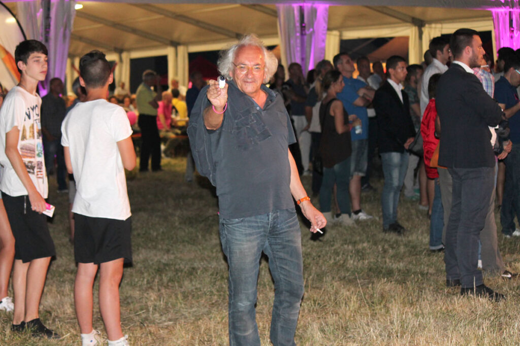 io con la mia microscopica e fedele actioncam Sony mentre riprendo la festa