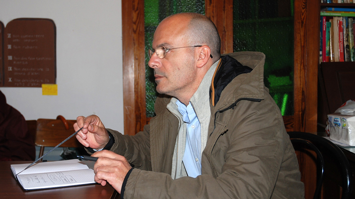 Carlo Capacci nelle frazioni con il suo fedele Moleskine