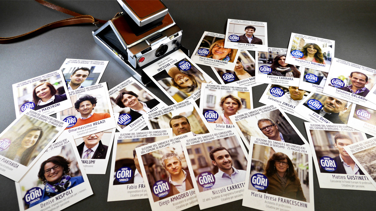 I santini formato Polaroid per i candidati consiglieri