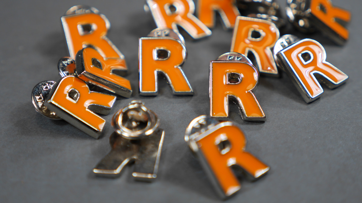 Andarono a ruba i bellissimi pins con la "R" arancione di Reggi.